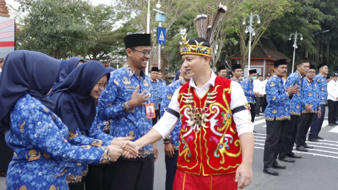 Para ASN berjabat tangan dengan Bupati Trenggalek/Foto: Raden Zamz (Kabar Trenggalek)