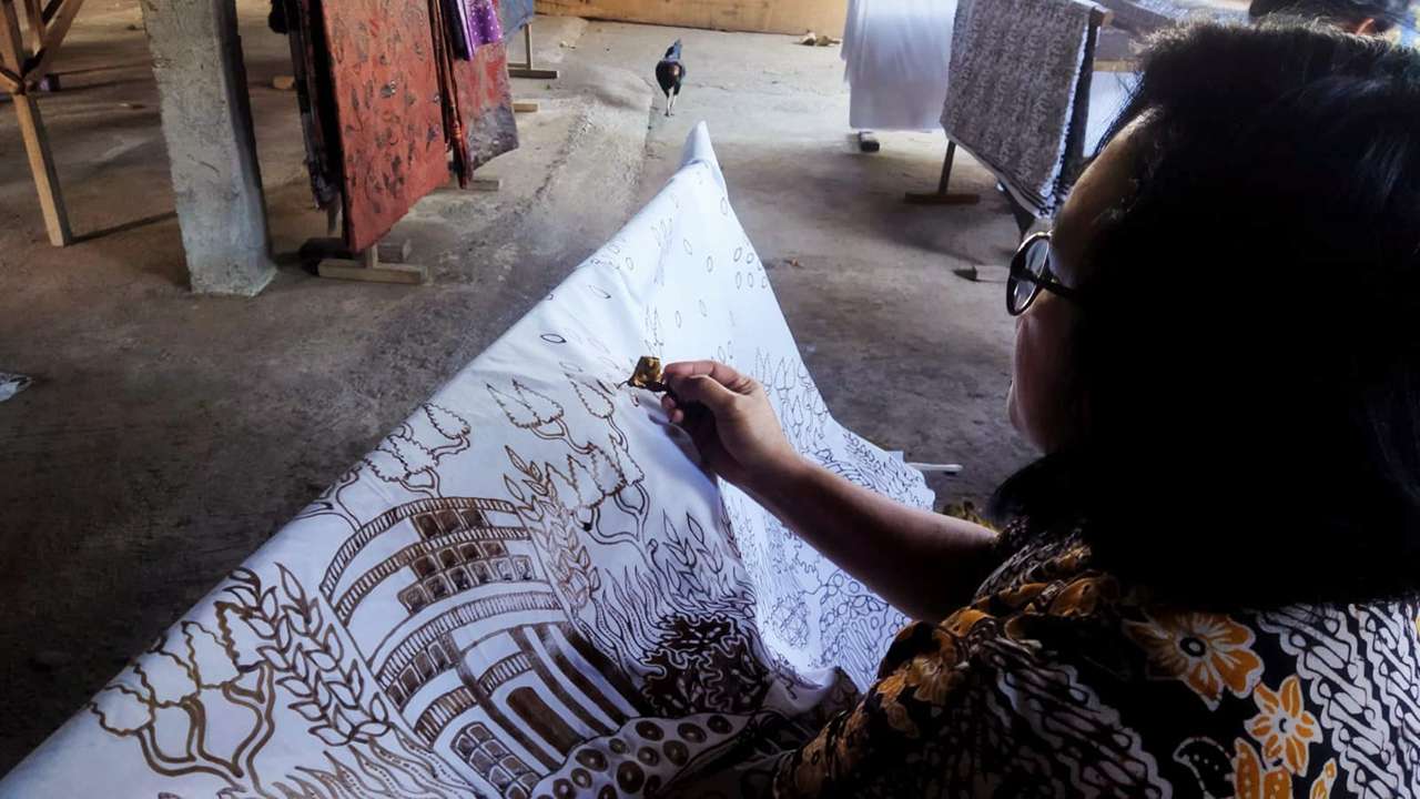 Tipuk, pengusaha batik tulis Toe Poek Trenggalek, sedang mencanting batik motif Dillem Wilis/Foto: Delta Nishfu (Kabar Trenggalek)