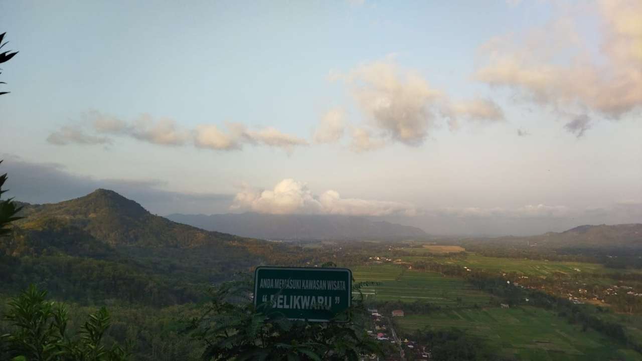 Bukit Belik Waru Trenggalek, Tempat Ngopi Pagi Bareng Matahari Terbit