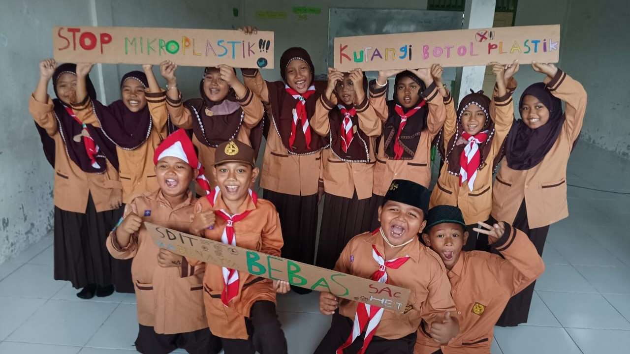 Keceriaan siswa-siswi SDIT Yaa Bunayya Lebani Waras stop mikroplastik/Foto: ECOTON for Kabar Trenggalek