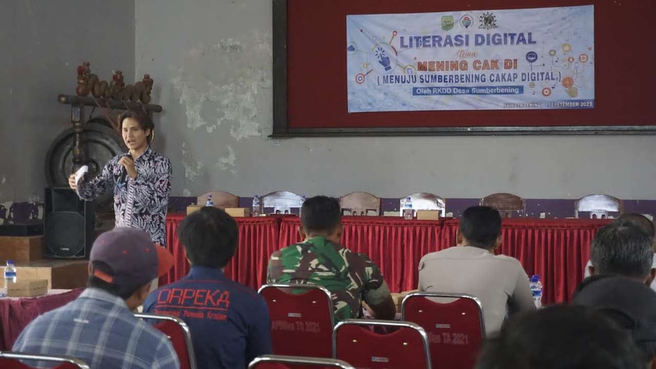 Direktur Utama Kabar Trenggalek, Trigus D. Susilo, memaparkan materi literasi digital/Foto: Raden Zamz (Kabar Trenggalek)