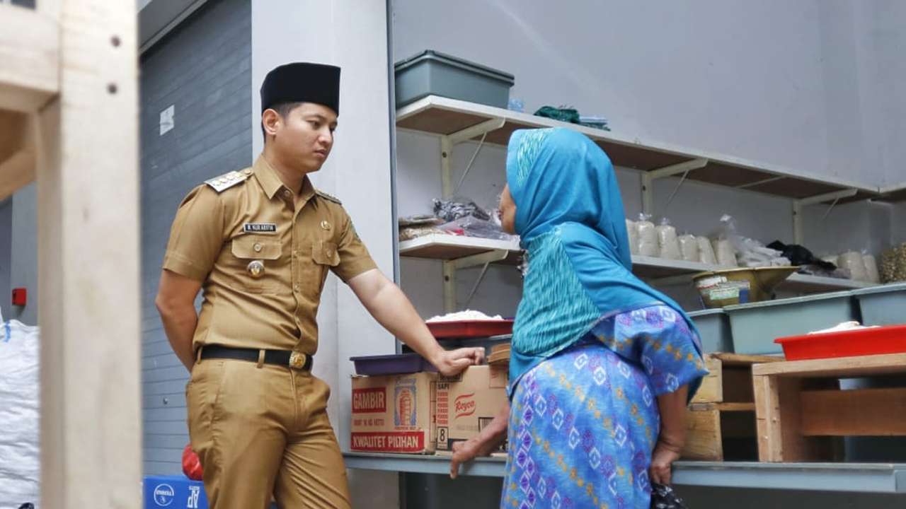 Mas Bupati Ipin mendengarkan keluhan pedagang Pasar Pon Trenggalek/Foto: Raden Zamz (Kabar Trenggalek)