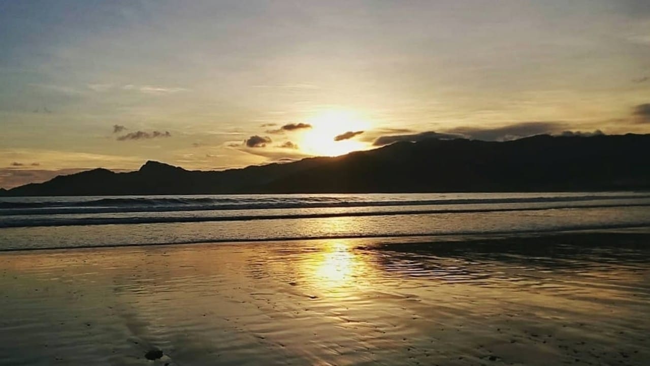 Indahnya pemandangan sunset di Pantai Sumbreng Trenggalek/Foto: Dardiri Dardak