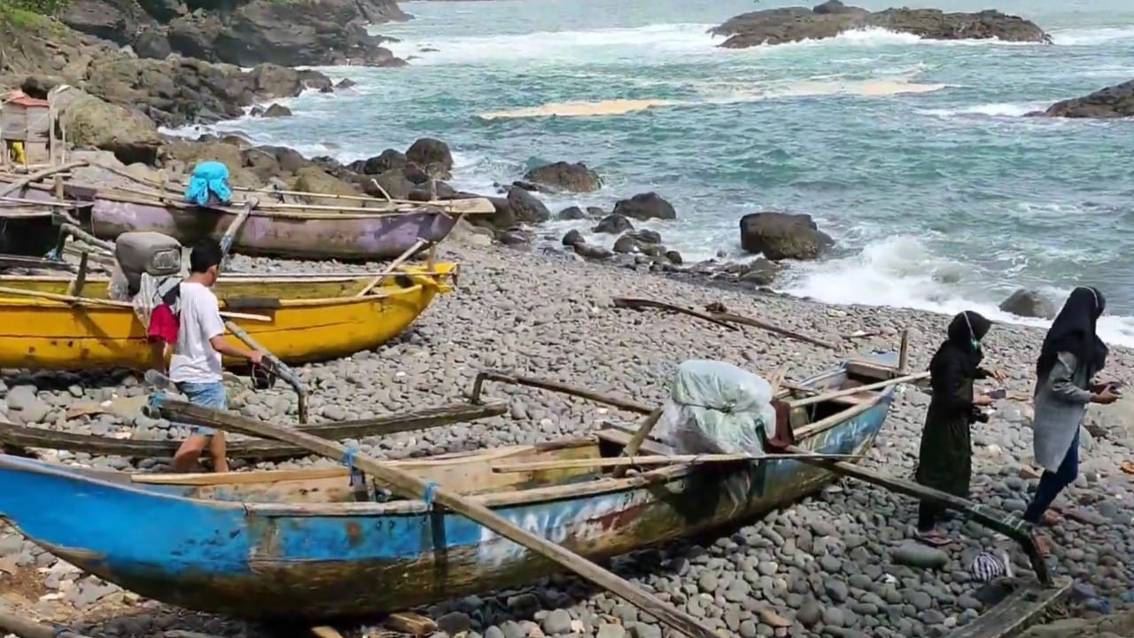 Pesona Pantai Trincing Trenggalek yang terhampar bebatuan/Foto: Tangkap Layar (Sembur Banyu/YouTube)
