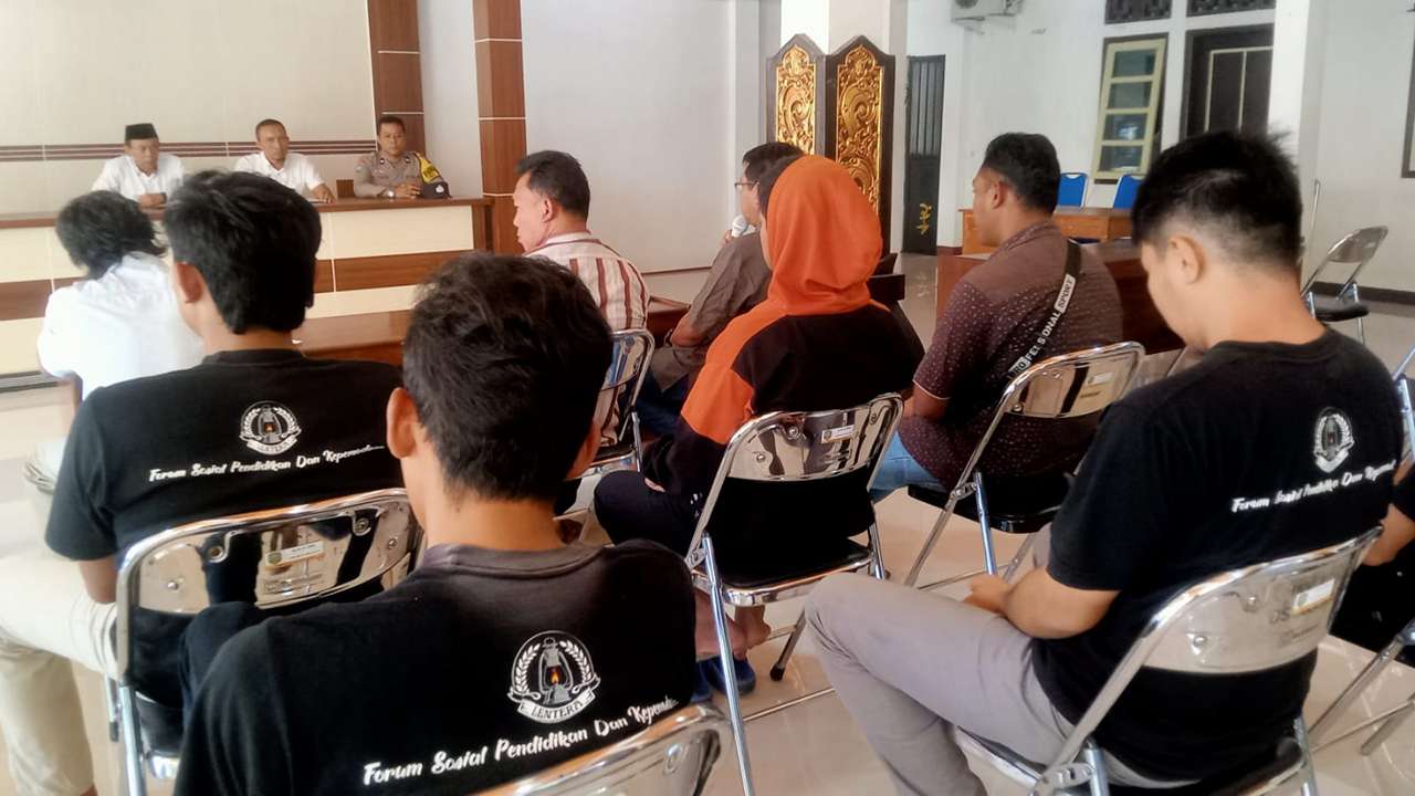 Forum Peduli Bogoran sambangi kantor desa/Foto: Raden Zamz (Kabar Trenggalek)