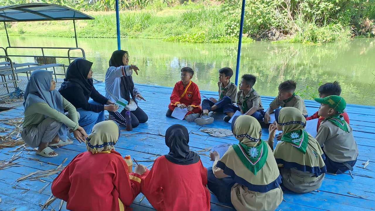 Pelajar SD Muhammadiyah belajar pencemaran mikroplastik di Sungai Surabaya/Foto: ECOTON for Kabar Trenggalek