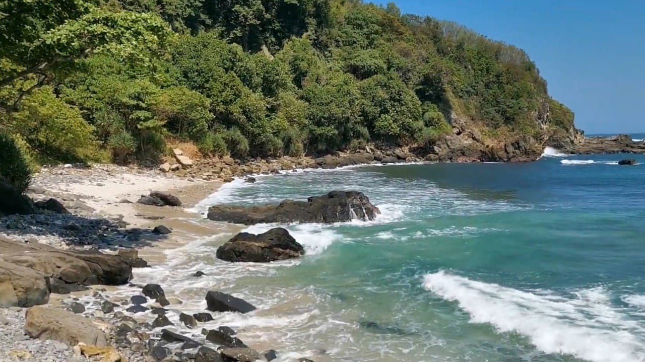 Serunya Jelajah di Pantai Wedi Putih Trenggalek, Ada Bukit Berbatu