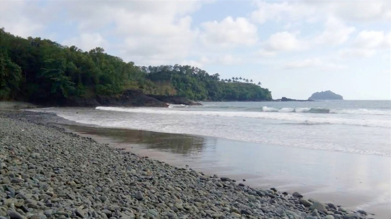 Wisata Pantai Plapar Trenggalek, Ada Hamparan Batu Kerikil Eksotis