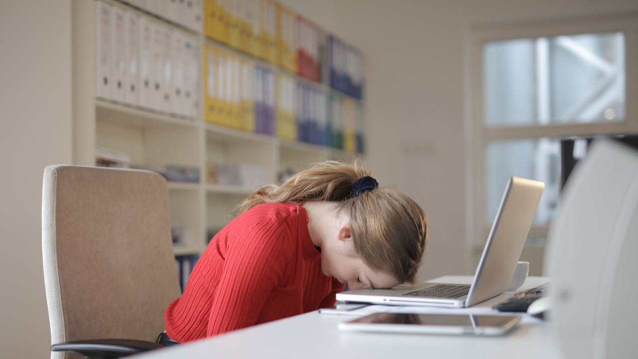 Ilustrasi. Stres, salah satu risiko penyakit pekerja kantoran/Foto: Andrea Piacquadio (Pexels)