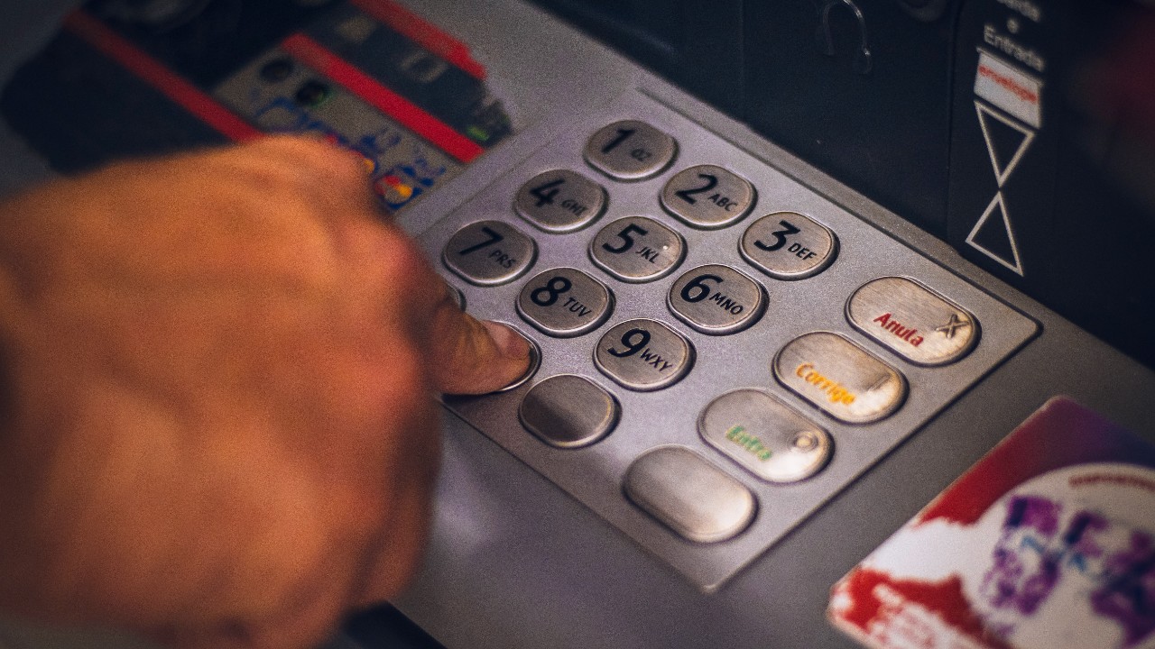 Ilustrasi. Cara tarik tunai tanpa kartu di ATM/Foto: Eduardo Soares (Pexels).