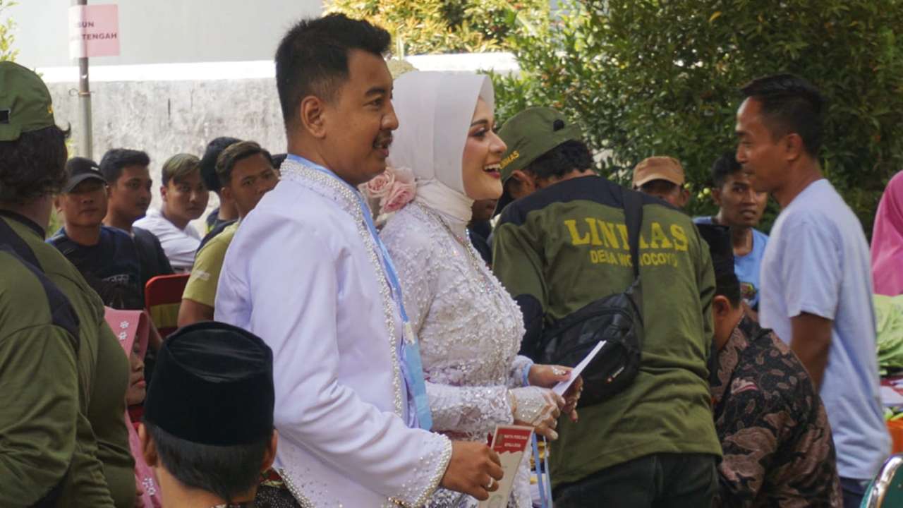 Fando dan Laila, sepasang pengantin Trenggalek yang nyoblos di pilkades/Foto: Raden Zamz (Kabar Trenggalek)