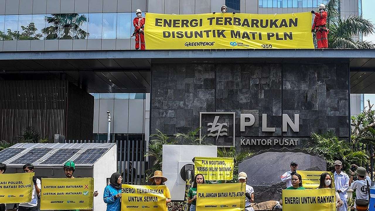 Sambut Hari Listrik Nasional 2023, Koalisi Demokrasi Energi aksi di depan kantor PLN Jakarta/Foto: Muhammad Adimaja (Greenpeace Indonesia)