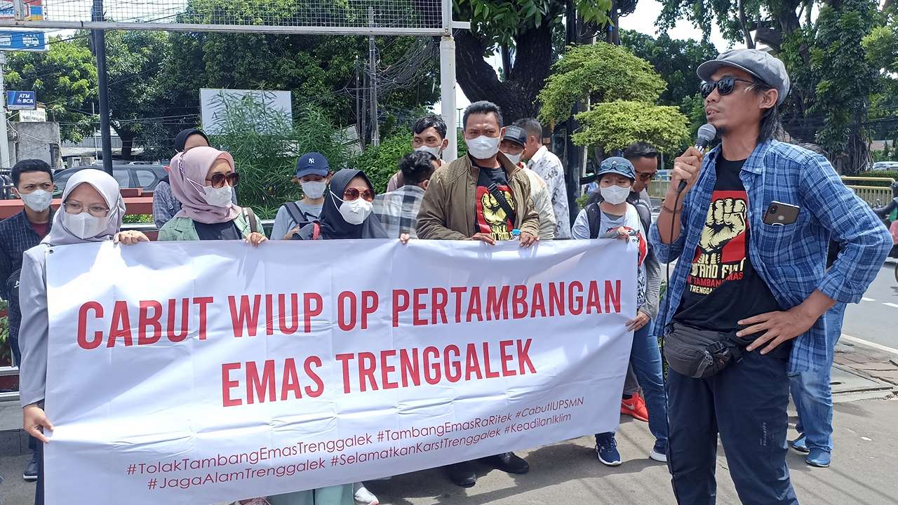 Aksi tolak tambang emas Trenggalek di depan Kantor Ditjen Minerba Kementerian ESDM, Jakarta/Foto: Wahyu AO (Kabar Trenggalek)