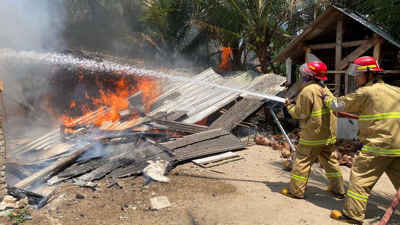 Personil damkar Trenggalek memadamkan api di Desa Ngulankulon, Pogalan/Foto: Damkar for Kabar Trenggalek
