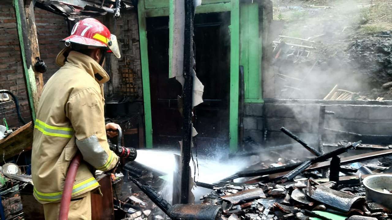Damkar Trenggalek memadamkan kebakaran di dapur milik warga Durenan/Foto: Raden Zamz (Kabar Trenggalek)