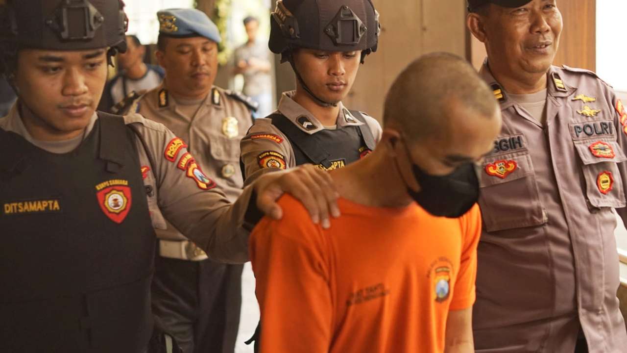 Guru cabul Trenggalek saat ditangkap polisi/Foto: Raden Zamz (Kabar Trenggalek)