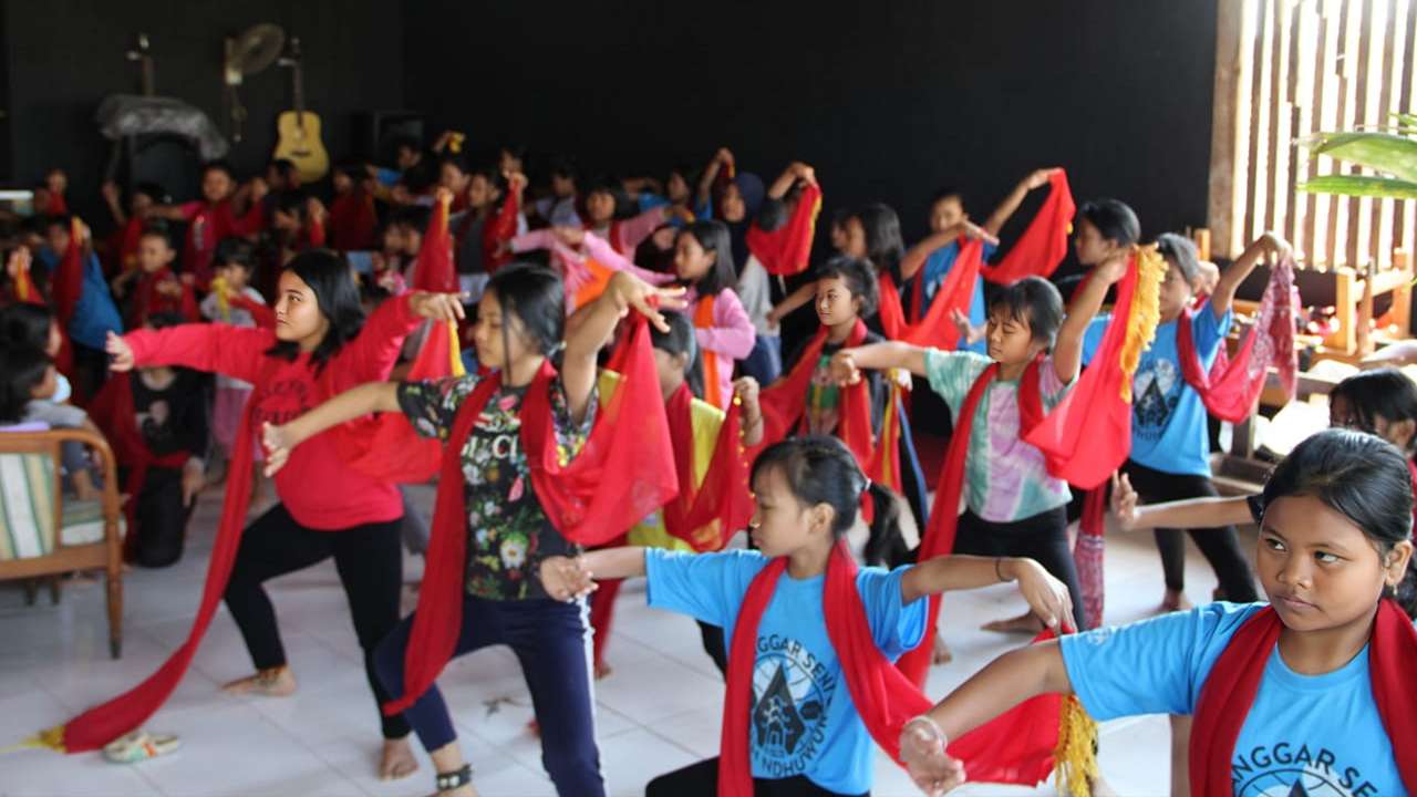 Anak-anak latihan menari di Sanggar Seni Omah Ndhuwur/Foto: Dokumen Sanggar Seni Omah Ndhuwur