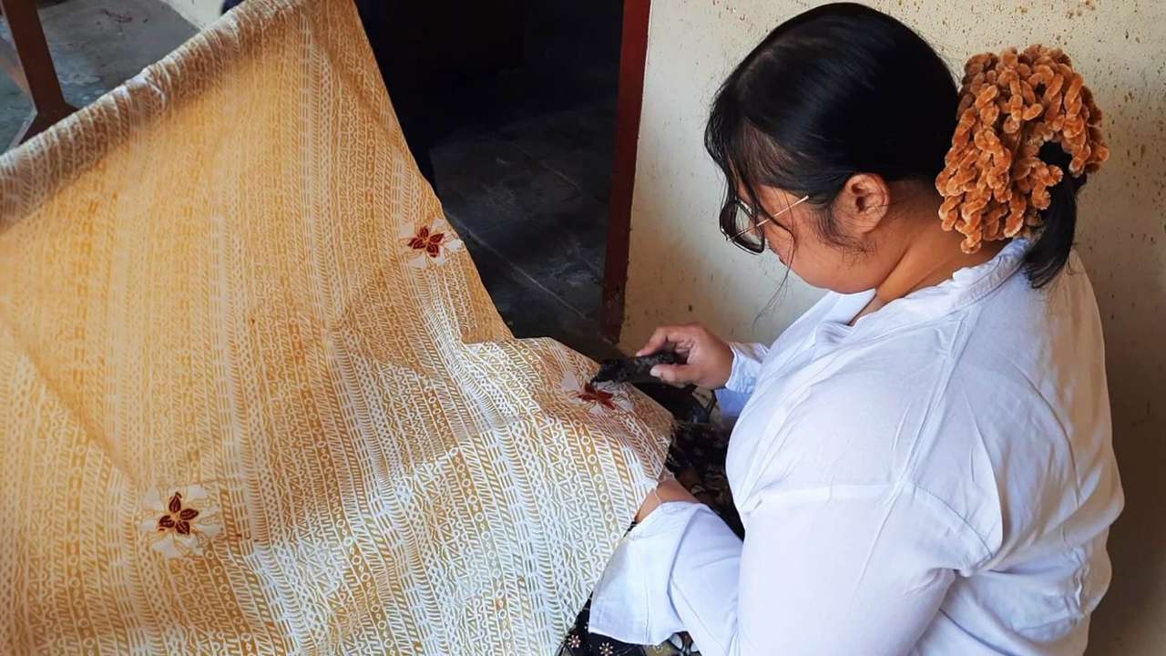 Ilma Abidin Cahya membuat batik Trenggalek/Foto: Raden Zamz (Kabar Trenggalek)