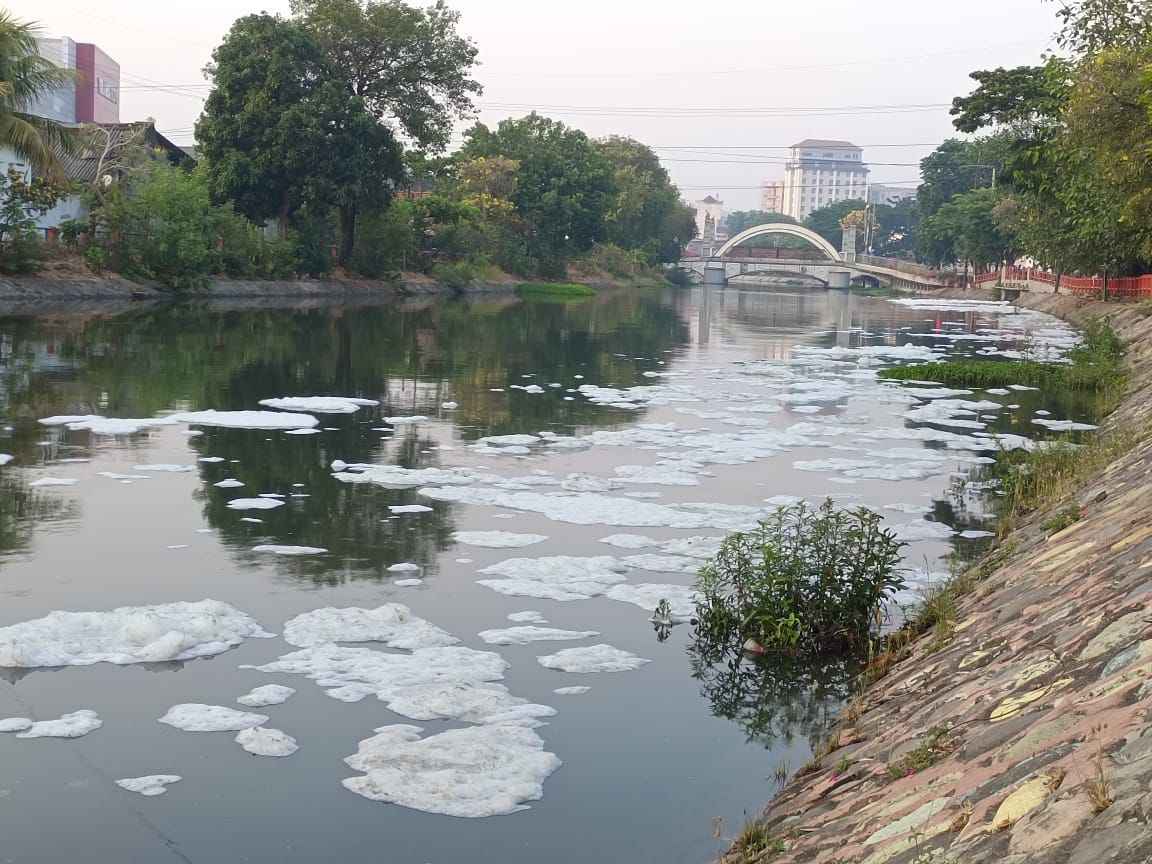 sungai di surabaya tercemar akibat limbah rumah tangga2