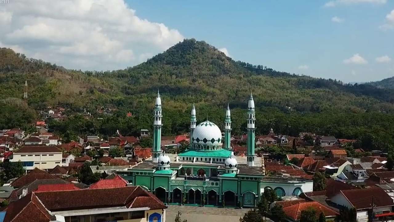 Masjid Agung Trenggalek/Foto: Tangkapan layar YouTube Sewa Drone