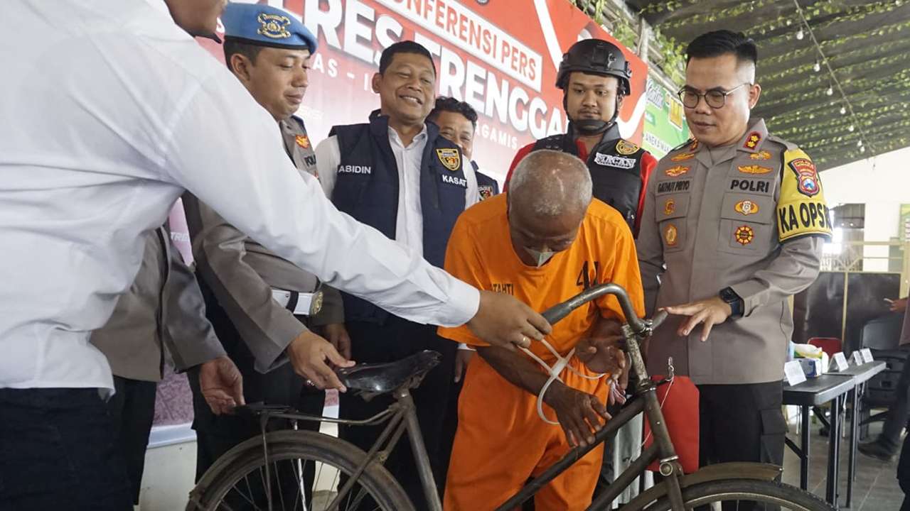 Barang bukti sepeda ontel yang sehari-hari dibuat kakek cabul beraksi/Foto: Raden Zamz (Kabar Trenggalek)