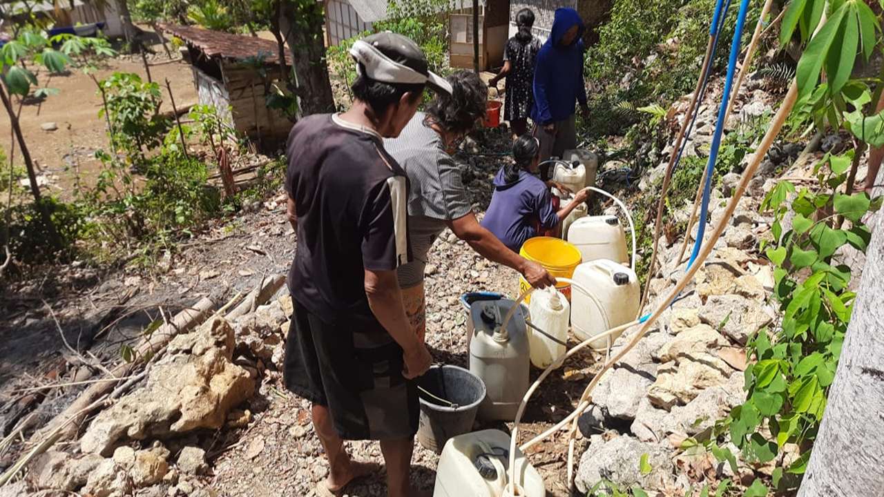 Warga Trenggalek berbondong-bondong untuk mendapatkan air bersih akibat bencana kekeringan/Foto: Raden Zamz (Kabar Trenggalek)