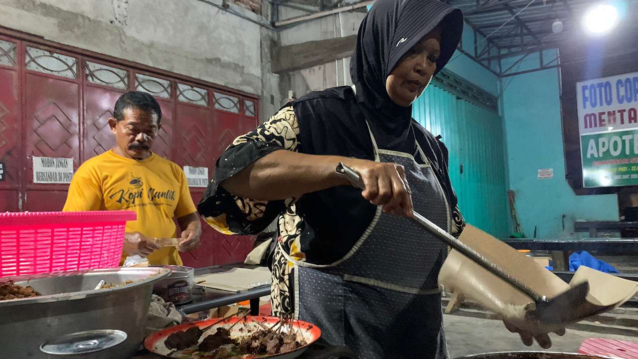 Siti bersama suami menyiapkan pindang daging sapi untuk pelanggan/Foto: Ghani Yoseph (Kabar Trenggalek)