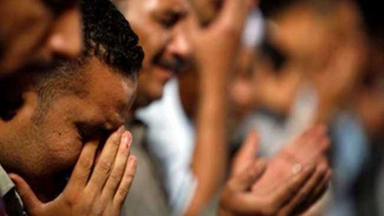 Ilustrasi. Umat Muslim saat Membaca Doa Qunut/Foto: Dok. Istimewa