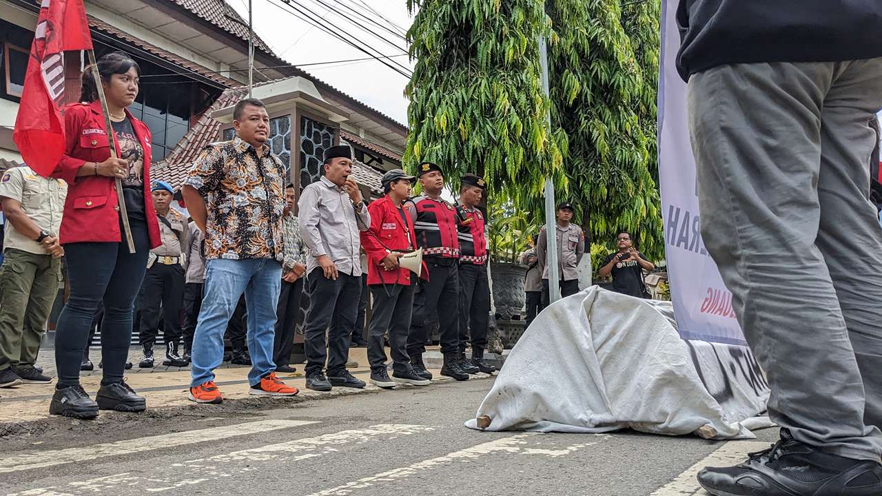 Massa aksi GMNI Trenggalek did
 depan kantor DPRD/Foto: Raden Zamz (Kabar Trenggalek)