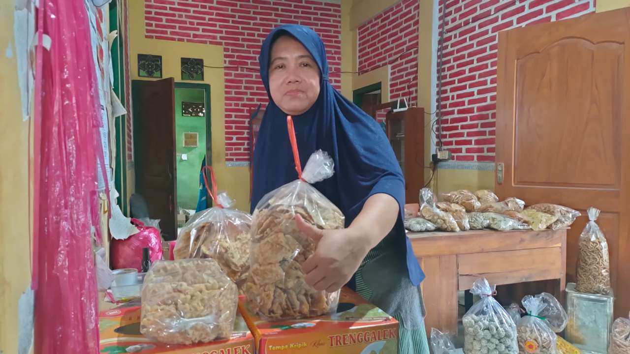 Kisah Sukses Istiqomah Membangun Bisnis Tempe Keripik Pasca Banjir Trenggalek 2006