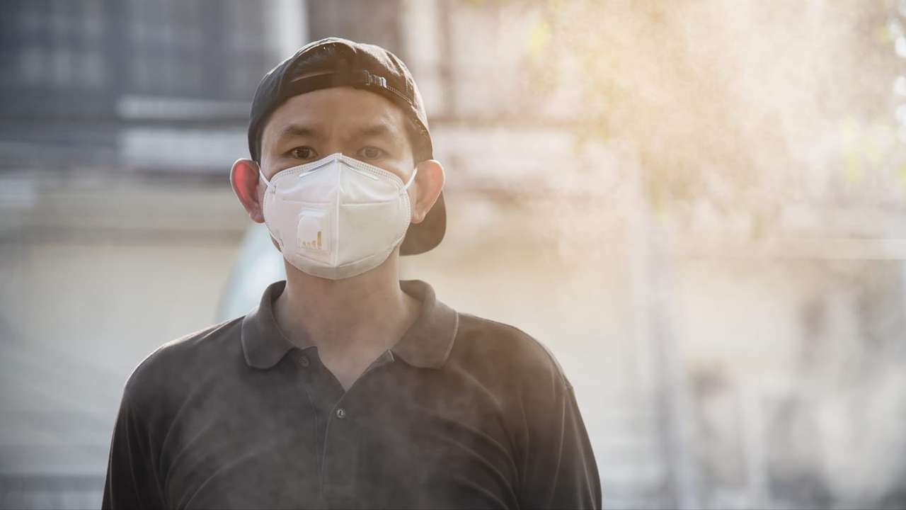 Orang terpapar polusi udara/Foto: Freepik