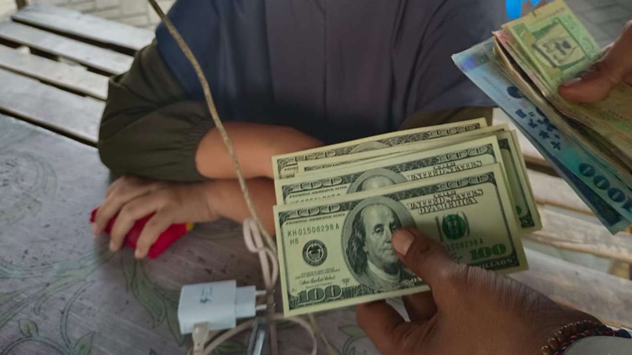 Barang bukti mata uang dollar  dari tasi terduga pelaku pencurian uang dan perhiasan/Foto: Raden Zamz (Kabar Trenggalek)