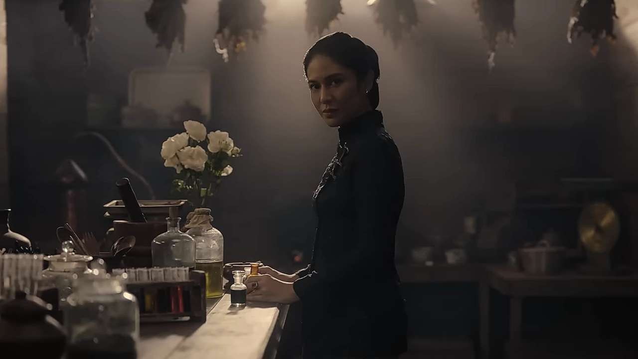 Sosok Dasiyah yang diperankan Dian Sastrowardoyo di Serial Gadis Kretek/Foto: Netflix Indonesia (YouTube)