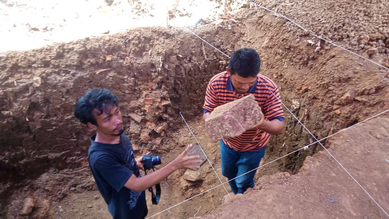 Tujuh hari Ekskavasi mencoba membuka lobang baru ditemukan batu putih/Foto: Raden Zamz (Kabar Trenggalek)