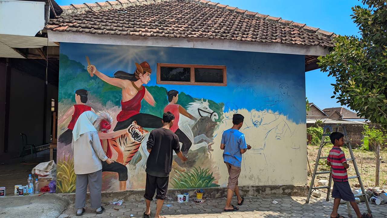 Tim PPK Ormawa Umpo bersama pemuda Desa Ngrupit melukis mural bertema legenda Reog Ponorogo/Foto: Dok. Tim PPK Ormawa Yakuza x MCR Umpo