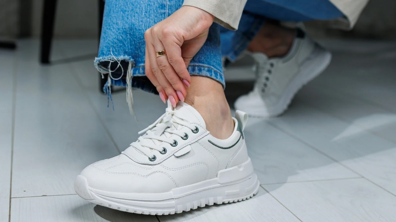 7-rekomendasi-sepatu-putih-brand-lokal-bisa-untuk-formal-dan-kasual