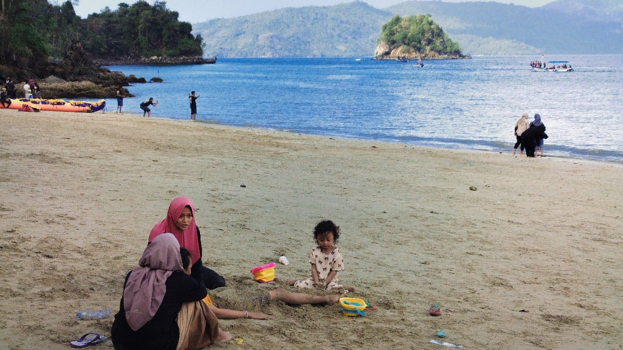 Pengunjung sedang berlibu di Pantai Pasir Putih Trenggalek/Foto: Maskur Muhsin
