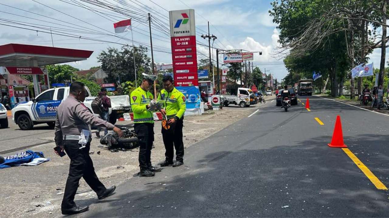 Olah TKP Kecelakaan maut di Depan Pom Durenan Trenggalek