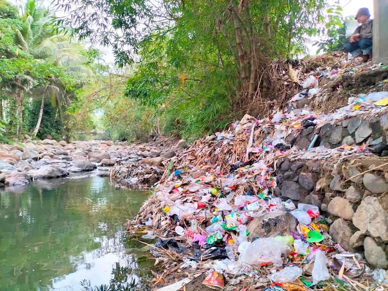 ecoton persoalan limbah plastik di trenggalek sungai sampah2