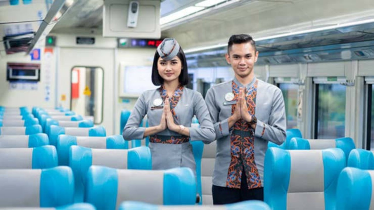 Ilustrasi. Pramugari kereta api yang menyambut penumpang/Foto: Dok. Pemprov DKI Jakarta