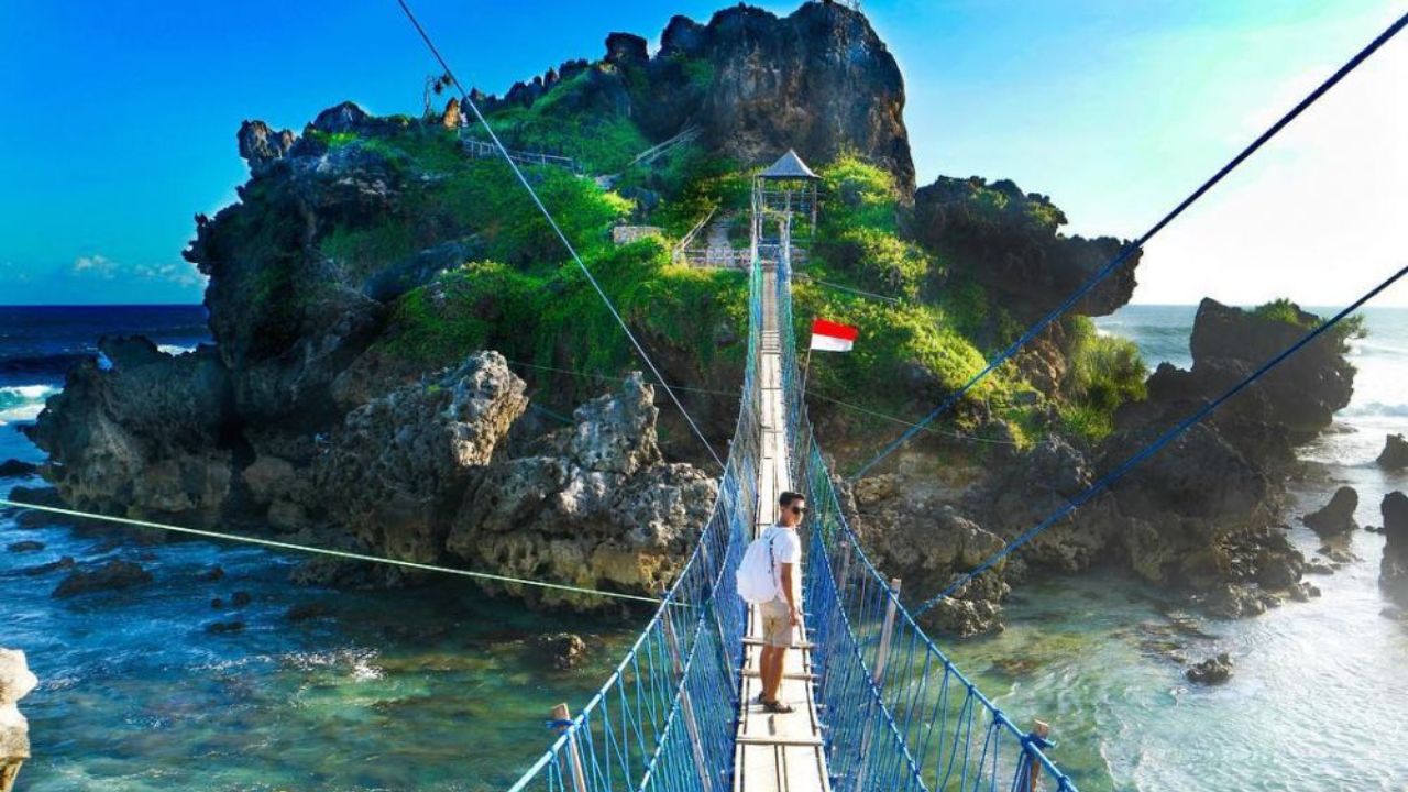 jembatan-gantung-pantai-nglambor-yogyakarta