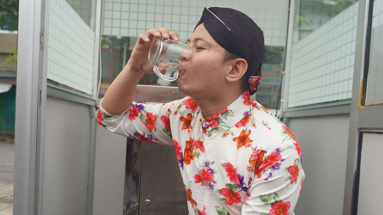 Bupati Trenggalek, Mochamad Nur Arifin, minum air/Foto: Prokopim for Kabar Trenggalek