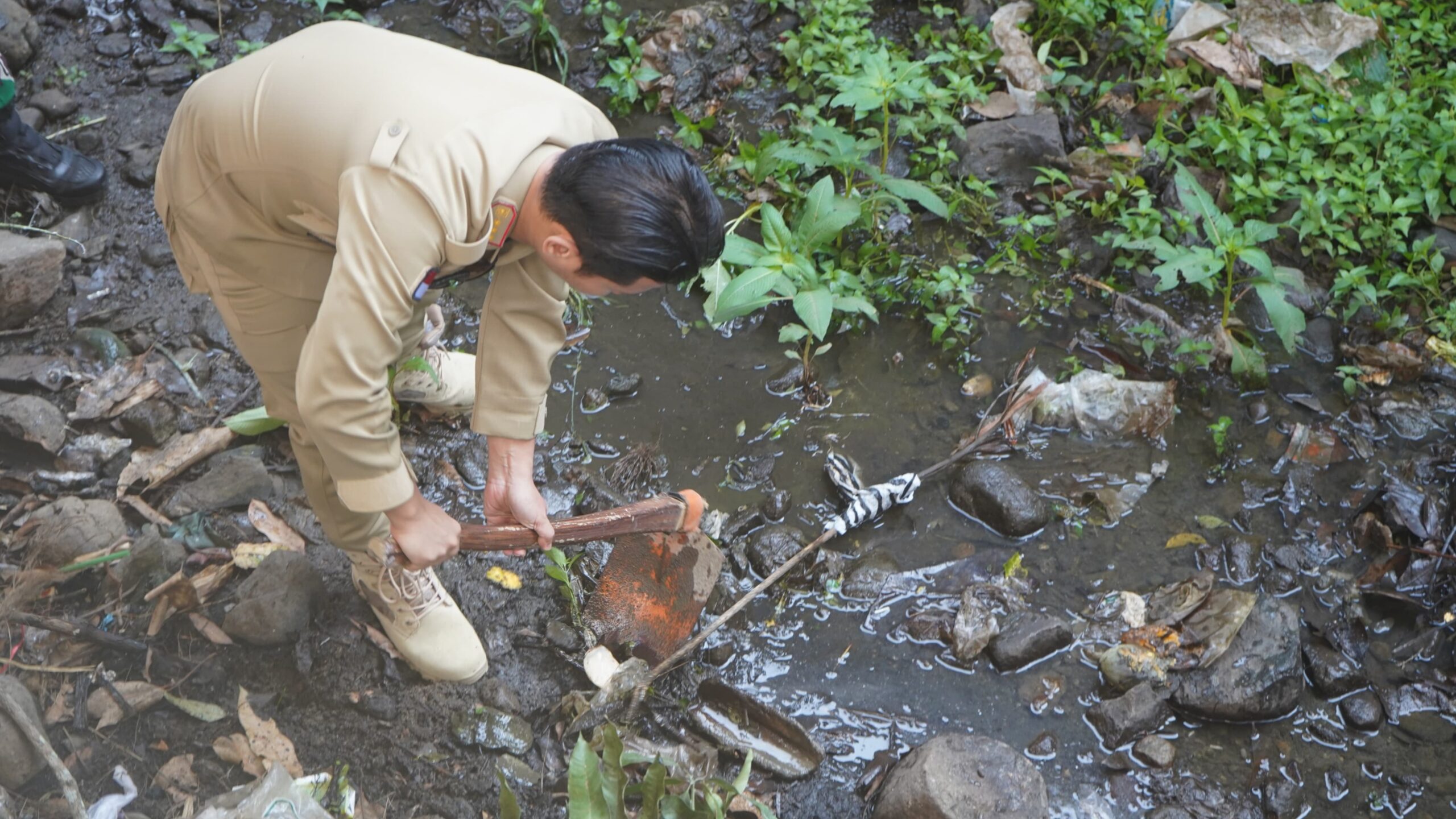 Blusukan di Kolong Sungai, Mas Bupati Ipin Ajak Masyarakat Tak Buang Sampah