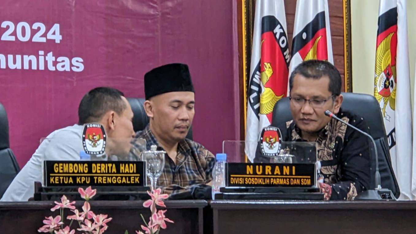 Nurani bersama ketua KPU Trenggalek Gembong/Foto:Raden Zamz (Kabar Trenggalek)