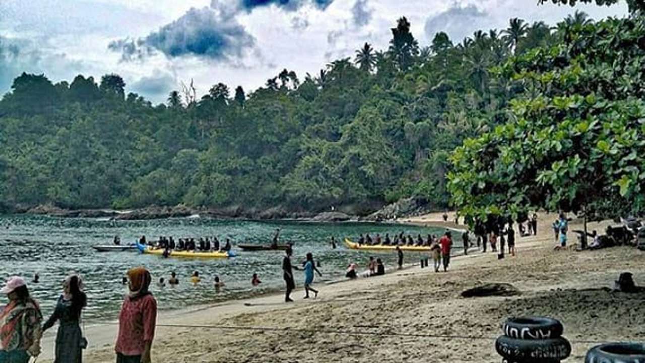 Pengunjung wisata di pantai karanggongso sebagai penyumbang pendapatan terbesar/Foto: Raden Zamz (Kabar Trenggalek)