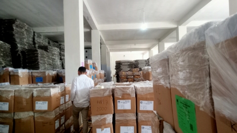 Ketua KPU Trenggalek Gembong Derita Hadi cek gudang logistik/Foto: Raden Zamz (Kabar Trenggalek)