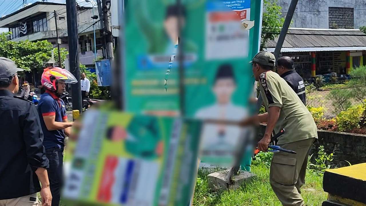 Jadi Beban Pembersihan, APK Caleg di Trenggalek Pasangnya Tinggi Banget