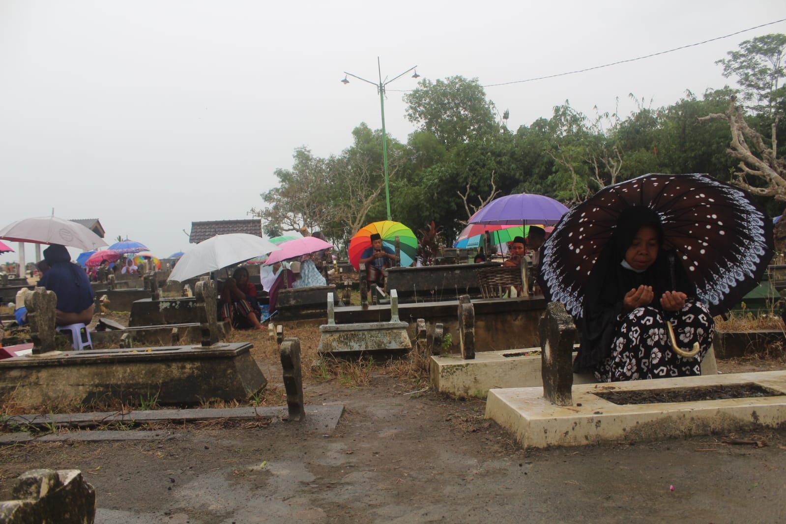 Warga tetap khusyu' berdoa meski diiringi hujan gerimis. (foto: kabartrenggalek.com)