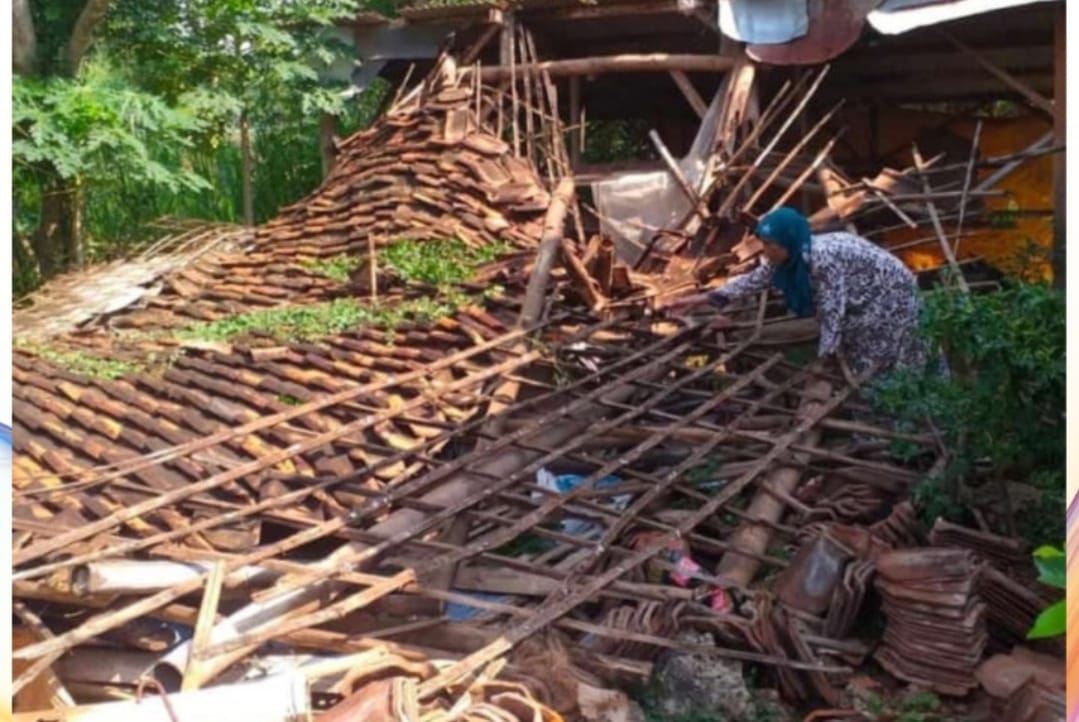 Rumah rusak terdampak gempa di Desa Klampok, Kecamatan Semanding, Tuban. (foto: BNPB)