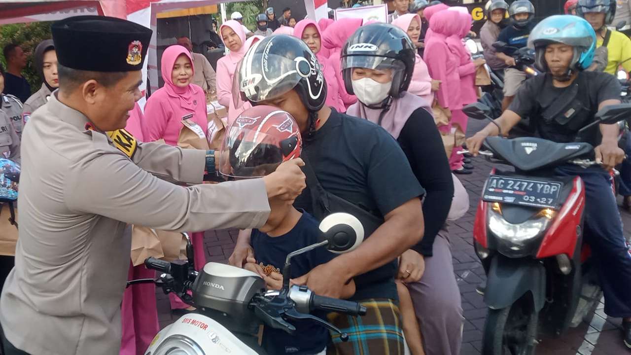 Ngabuburit di Trenggalek, Bagi Takjil hingga Ada Helm Gratis